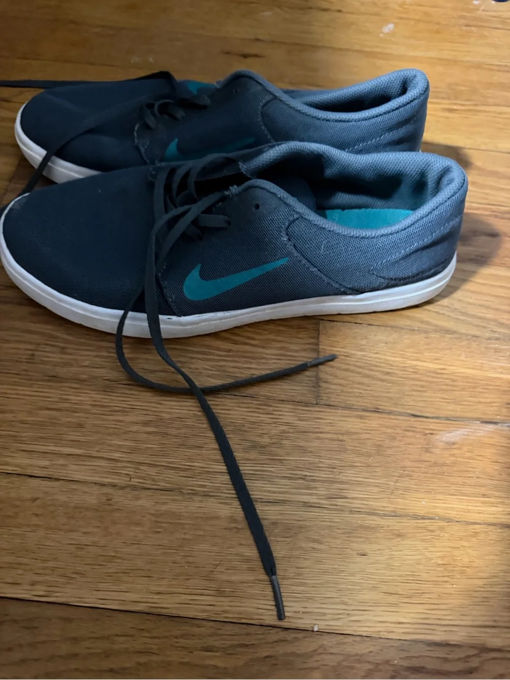 Nike Men's Dark Gray Sneakers with Teal Swoosh